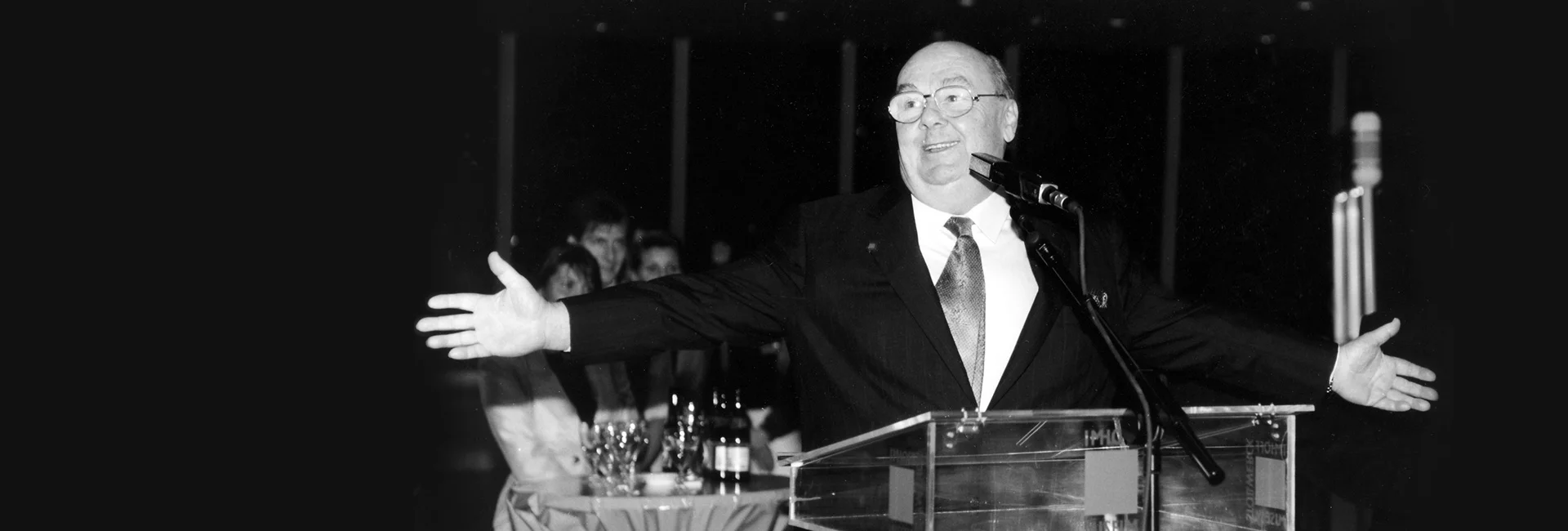 Hans Imhoff mit ausgebreiteten Armen am Rednerpult